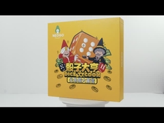 Papier-Plastik-Brettenspiele auf dem Tisch