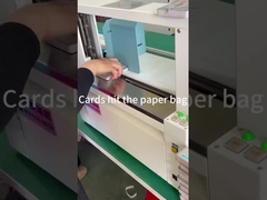 Die Karten schlugen auf die Papiertüte.